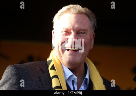 L'ancien directeur de l'Angleterre, Glenn Hoddle, regarde pendant la course de Betfair jusqu'aux matchs de la coupe du monde de Betfair Chase Day au champ de courses de Haydock Park, Newton-le-Willows. Date de la photo: Samedi 19 novembre 2022. Banque D'Images