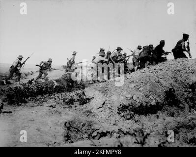 GALLIPOLI, TURQUIE - vers 1918 - scène juste avant l'évacuation à Anzac. Des troupes australiennes chargent près d'une tranchée turque. Lorsqu'ils sont arrivés, le Banque D'Images