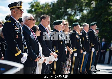 (De gauche à droite) le général de division Allan M. Pepin, commandant général de la Force opérationnelle interarmées - région de la capitale nationale et district militaire de l'armée américaine de Washington; Charles Alexander, Jr., surintendant, cimetière national d'Arlington; Karen Durham-Aguilera, directrice exécutive, cimetières militaires nationaux de l'Armée de terre; Représentante Richard Hudson (R-NC); Le général de l'armée américaine Mark Milley, président des chefs d'état-major interarmées des États-Unis, et d'autres personnes assistent à une cérémonie de dépôt de couronnes à la tombe du président John F. Kennedy, dans la section 45 du cimetière national d'Arlington, à Arlington, en Virginie, le 27 septembre 2022. Cette cérémonie est hel Banque D'Images