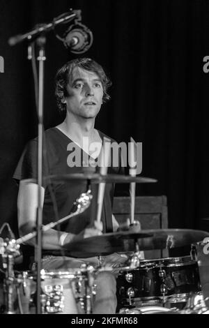 Charles Layton, batteur avec le mariage présent - concert à l'Aquarium, Lowestoft, Suffolk - le 9 décembre 2016 Banque D'Images