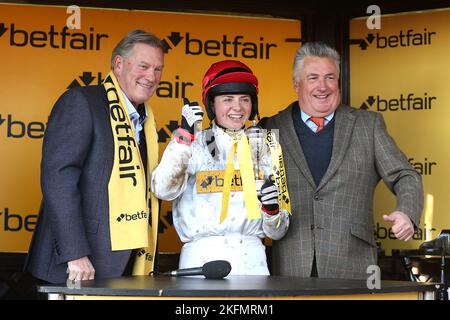 Jockey Bryony Frost (au centre) avec l'ancien directeur de l'Angleterre Glenn Hoddle (à gauche) et l'entraîneur Paul Nicholls après avoir remporté la course de Betfair aux enjeux de la coupe du monde avec l'Angleterre à l'occasion de la journée de Betfair Chase au champ de courses de Haydock Park, Newton-le-Willows. Date de la photo: Samedi 19 novembre 2022. Banque D'Images