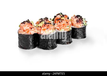 Petits pains à sushi Maki au saumon et au concombre parsemés de sésame noir Banque D'Images