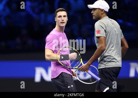 Rajeev RAM des Etats-Unis fête avec son coéquipier Joe Salisbury de Grande-Bretagne lors de la demi-finale double match entre Wesley Koolhof de Hollande et Neal Skupski de Grande-Bretagne contre Rajeev RAM des Etats-Unis et Joe Salisbury de Grande-Bretagne le septième jour du Nitto ATP World Tour Finales à Pala Alpitour sur 19 novembre 2022 à Turin, Italie Banque D'Images