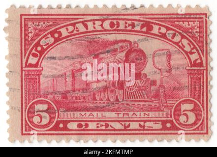 USA - 1913: Un timbre de poste de 5 cents de carmin-rose représentant Mail train. Émis pour le prépaiement de l'affranchissement sur colis postaux uniquement. La poste de colis est un service postal pour le courrier qui est trop lourd pour le courrier normal. Il est généralement plus lent que la lettre post. Le développement du poste de colis est étroitement lié au développement du réseau ferroviaire qui a permis de transporter des colis en vrac, à un horaire régulier et à des prix économiques. Aujourd'hui, de nombreux colis voyagent également par route et les expéditions internationales peuvent voyager par mer ou par avion Banque D'Images