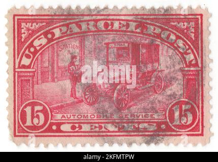 USA - 1913: Un timbre de poste de 15 cents de carmin-rose représentant automobile Mail Service. Émis pour le prépaiement de l'affranchissement sur colis postaux uniquement. La poste de colis est un service postal pour le courrier qui est trop lourd pour le courrier normal. Il est généralement plus lent que la lettre post. Le développement du poste de colis est étroitement lié au développement du réseau ferroviaire qui a permis de transporter des colis en vrac, à un horaire régulier et à des prix économiques. Aujourd'hui, de nombreux colis voyagent également par route et les expéditions internationales peuvent voyager par mer ou par avion Banque D'Images