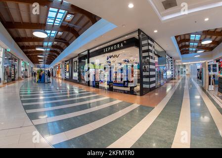 Cuneo, Italie - 18 novembre 2022: Magasin de maquillage et de parfum Sephora à l'intérieur du centre commercial italien Grande Cuneo. Sephora est une chaîne française de cosmet Banque D'Images