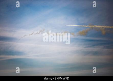 Deux roquettes de pratique à portée réduite (RRR), tirées d'un système de fusée d'artillerie à grande mobilité (HIMARS) de M142 attaché à Baker Battery, 3rd Bataillon, 321st Régiment d'artillerie de campagne, 18th Brigade des feux, survolent la mer Baltique lors d'un exercice militaire combiné dirigé par la Lettonie à Liepāja, en Lettonie, le 27 septembre 2022. Les soldats de l'Artillerie de la Division d'infanterie de 1st et du FAR de 321st travaillent aux côtés des alliés de l'OTAN et des partenaires de sécurité régionaux pour fournir des forces crédibles au combat au V corps, le corps déployé avancé de l'Amérique en Europe. Banque D'Images