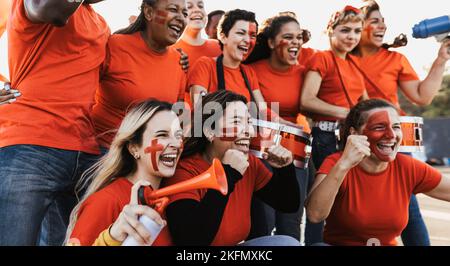 Les fans de Red football applaudissent à leur équipe préférée : le concept de divertissement sportif de football Banque D'Images