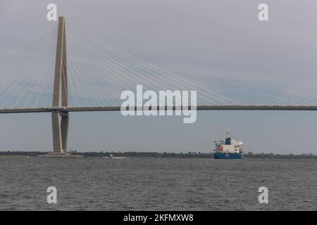 Un navire passe sous le pont Arthur Ravenel Jr., qui traverse la rivière Cooper à Charleston, S.C. la rivière fait partie du projet d'approfondissement Charleston Harbour Post 45, qui fera du port de Charleston un peu plus profond et plus large pour accueillir de plus grands navires à appeler sur le port de Charleston. Le projet fera du chenal le plus profond de la côte est des États-Unis, à 52 pieds. Banque D'Images