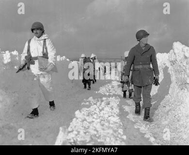 ARDENNES, BELGIQUE - décembre 1944 - des soldats de l'armée américaine traversent la région belge des Ardennes lors de la contre-attaque sanglante des Allemands Banque D'Images