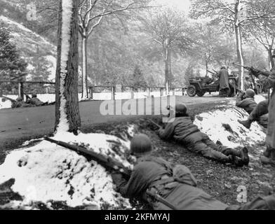 ARDENNES, BELGIQUE - décembre 1944 - des soldats de l'armée américaine traversent la région belge des Ardennes lors de la contre-attaque sanglante des Allemands Banque D'Images