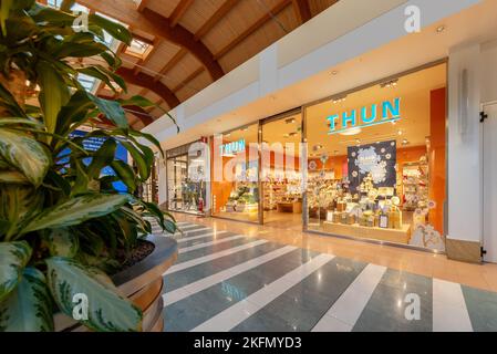 Cuneo, Italie - 18 novembre 2022: Thun magasin dans le centre commercial italien Grande Cuneo, Thun est la compagnie italienne de la céramique et de la porcelaine collectibles et Banque D'Images