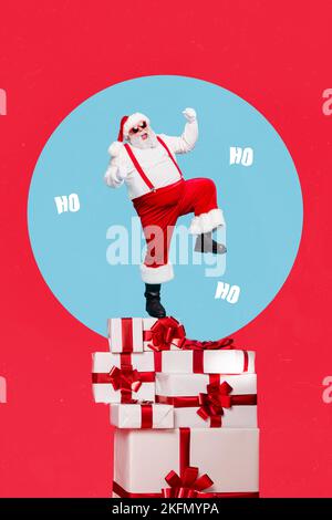 Image de collage vertical de l'excitée enchantée fraîche vieux santa stand grande pile giftbox élever les poings shout ho ho ho ho isolé sur fond rouge Banque D'Images