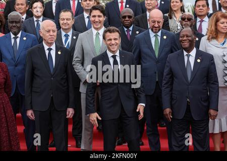 Djerba, Tunisie. 19th novembre 2022. (Première rangée, G-D) le président tunisien Kais Saied, le président français Emmanuel Macron, le premier ministre de la Côte d'Ivoire Alassane Ouattara, (deuxième rangée) le premier ministre canadien Justin Trudeau (3rd L) et le président du Conseil européen Charles Michel (3rd R) posent pour une photo de groupe au Sommet de la Francophonie de 18th. Credit: Khaled Nasraoui/dpa/Alay Live News Banque D'Images