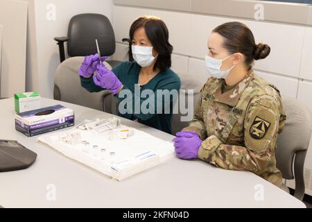 Le Dr Lei Zhu et le Maj. Kelly Ray, Walter Reed Army Institute of Research, Clinical Trials Centre, coordonnateurs de la recherche clinique, préparent des échantillons avant l'étude de recherche de RV575, le 27 septembre 2022. En octobre, le Programme de recherche militaire sur le VIH des États-Unis lancera l'étude de phase 1, évaluant diverses doses du nouvel adjuvant ALFQ de l'Armée de terre dans un vaccin candidat contre le VIH afin de déterminer le dosage optimal de l'adjuvant. Banque D'Images