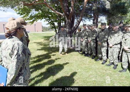 GREAT LAKES, Ill. (27 septembre 2022) – le chef de commandement principal Richard Mengel, chef de commandement principal du Commandement de l'instruction du Service naval (CTNS), parle ici, le 27 septembre, aux marins à l'extérieur de la caserne transitoire USS North Caroline, à la station navale des Grands Lacs. Mengel était sur place pour observer la présentation des médailles de fin de tournée de la Marine et du Marine corps Achievement et de la mention élogieuse de la Marine à plusieurs marins de la Réserve pour avoir réussi à mener à bien leur temps de service actif annuel, à guider et à prendre soin de marins temporaires en attendant leurs prochaines commandes d'affectation de service. (U. S. Navy photo par Scott A. Thor Banque D'Images