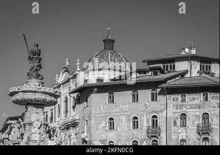 Ville de trente : vue sur la place du Duomo et la fontaine Neptune avec les gens. Trento est une capitale de la province de Trentin-Haut dans le nord de l'Italie - Banque D'Images