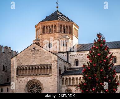 Trento Christmas, clocher de la cathédrale sur la Piazza del Duomo à Trento avec arbre de Noël - ville de Trento, Trentin-Haut-Adige - Italie du Nord, Banque D'Images