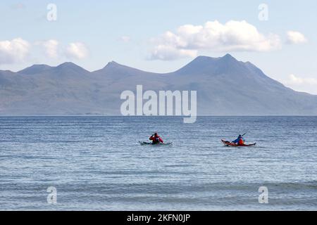 Deux personnes pagayent un kayak de mer de la côte près de Mellon Udrigle, Wester Ross, Écosse, Royaume-Uni Banque D'Images