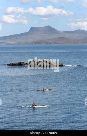 Deux personnes pagayant des kayaks de mer de la côte près de Mellon Udrigle, Wester Ross, Écosse, Royaume-Uni Banque D'Images