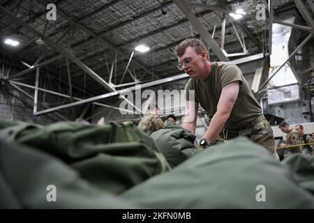 US Air Force Airman Declan Tighe, technicien de traitement de fret du 319th Logistic Readiness Squadron, empile des sacs de mobilité sur une palette de fret le 27 septembre 2022, pendant l'exercice de validation de préparation Global Griffin 09-22 sur la base aérienne de Grand Forks, Dakota du Nord. Plus de 150 aviateurs de l'aile reconnaissance 319th ont participé à l'exercice multiphase de cinq jours. Banque D'Images