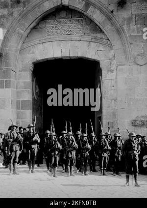 JÉRUSALEM, PALESTINE - 09 décembre 1917 - la reddition de Jérusalem aux Britanniques, 9 décembre 1917. Première garde britannique à la porte de Jaffa - photo : Banque D'Images