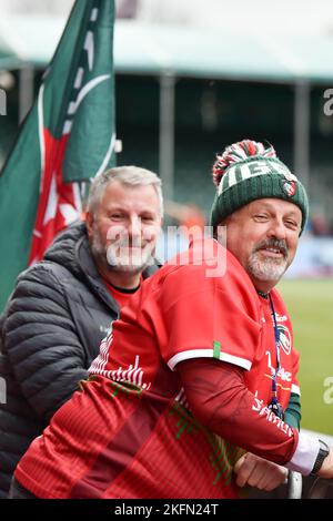 Londres, Royaume-Uni. 19th novembre 2022. Les supporters de Leicester Tigers sont prêts pour le match de la coupe de rugby Premiership entre Saracens et Leicester Tigers au stade StoneX, Londres, Angleterre, le 19 novembre 2022. Photo de Phil Hutchinson. Utilisation éditoriale uniquement, licence requise pour une utilisation commerciale. Aucune utilisation dans les Paris, les jeux ou les publications d'un seul club/ligue/joueur. Crédit : UK Sports pics Ltd/Alay Live News Banque D'Images