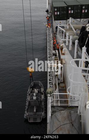 220928-N-DK042-1085 PORT DE KUSHIRO, Japon (sept 28, 2022) des marins attachés au bataillon de manutention de fret de la Marine (NHCB) 1 et au bataillon de construction amphibie (ACB) 1 abaissent un bateau gonflable à coque rigide dans l'eau pendant un pont-grue à bord de l'USNS Dahl (T-AKR 312) à l'appui de l'opération Resolute Dragon 22, le 28 septembre 2022. Resolute Dragon 22 est un exercice bilatéral annuel entre la Force d'autodéfense du Japon et le corps des Marines et de la Marine des États-Unis. L'exercice a lieu dans huit zones de formation géographiquement séparées à travers le Japon, en mettant l'accent sur les opérations distribuées, la défense côtière, Banque D'Images