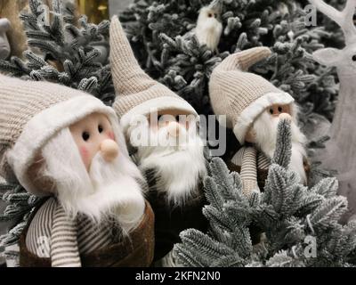 Jouet doux fabuleux gnome se tient sur le fond d'un élégant arbre de Noël. Bon esprit du nouvel an. gnome . Décorations de noël festives. Banque D'Images