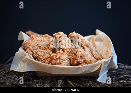 Bouillon de poulet frite. Birmingham, Royaume-Uni. Novembre 2022. Banque D'Images