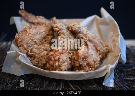 Bouillon de poulet frite. Birmingham, Royaume-Uni. Novembre 2022. Banque D'Images