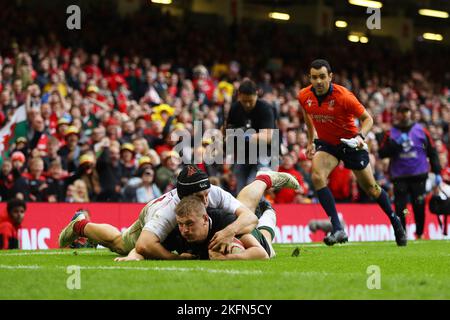 Cardiff, Royaume-Uni. 19th novembre 2022. JAC Morgan du pays de Galles marque ses équipes 2nd TRY. Match de rugby de la série des nations d'automne 2022, pays de Galles v Géorgie au stade de la Principauté à Cardiff le samedi 19th novembre 2022. photo par Andrew Orchard/Andrew Orchard sports Photography/Alay Live News crédit: Andrew Orchard sports Photography/Alay Live News Banque D'Images