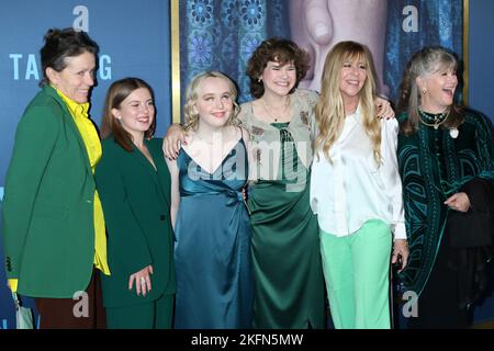 LOS ANGELES - 17 NOVEMBRE : Frances McDormand, Kate Hallett, Shayla Brown, Liv McNeil, Dede Gardner, Judith Ivey à la première féminine au Samuel Goldwyn Theatre sur 17 novembre 2022 à Beverly Hills, CA (photo par Katrina Jordan/Sipa USA) Banque D'Images
