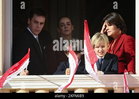 Louis Ducruet, Camille Gottlieb, Marie Chevallier, Pauline Ducruet, Princesse Stéphanie de Monaco assistent à la parade sur le balcon du palais lors de la célébration de la Journée nationale sur 19 novembre 2022 à Monaco ville, Principauté de Monaco. Photo par Marco Piovanotto/IPA - PAS DE TABLOÏDES Banque D'Images