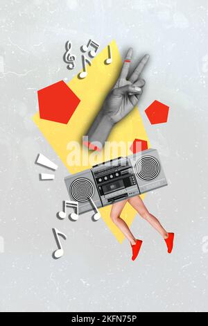 Collage vertical illustration de gros doigts de bras humain montre v-signe noir blanc effet vintage boom box jambes course peint notes de mélodie Banque D'Images