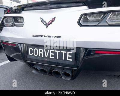 Saint-Pétersbourg, Russie, 29 octobre 2022 : Corvette C7 Z06 de Chevrolet dans un magasin de concessionnaires. Logo de la Corvette de Chevrolet. Banque D'Images