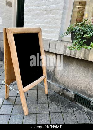 panneau vierge ou vide devant la porte d'un magasin ou d'un café. tableau à craie avec espace de copie à la rue, entrée d'un magasin. menu ou panneau d'annonce d'un Banque D'Images