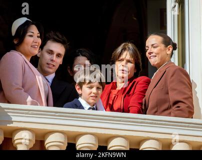 Monaco ville, Monaco. 19th novembre 2022. La Princesse Stéphanie de Monaco, Camille Gottlieb, Louis Ducruet et Marie Hoa Chevallier et Pauline Ducruet sur le balcon du Palais princier de Monaco-ville, sur 19 novembre 2022, pendant les célébrations de la journée nationale de Monaco crédit: Albert Nieboer/pays-Bas OUT/point de vue OUT/dpa/Alay Live News Banque D'Images