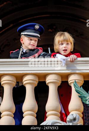 Monaco ville, Monaco. 19th novembre 2022. Le Prince Jacques et la princesse Gabriella de Monaco sur le balcon du Palais princier de Monaco-ville, sur 19 novembre 2022, pendant les célébrations de la journée nationale de Monaco crédit: Albert Nieboer/pays-Bas OUT/point de vue OUT/dpa/Alay Live News Banque D'Images