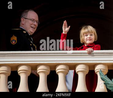 Monaco ville, Monaco. 19th novembre 2022. Le Prince Albert II et la princesse Gabriella de Monaco sur le balcon du Palais princier de Monaco-ville, sur 19 novembre 2022, pendant les célébrations de la journée nationale de Monaco crédit: Albert Nieboer/pays-Bas OUT/point de vue OUT/dpa/Alay Live News Banque D'Images