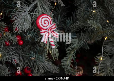 Décorations de Noël en bonbon et décoration de lumière de fées sur un arbre de noël à l'heure de l'Avent Banque D'Images