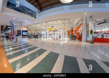 Cuneo, Italie - 18 novembre 2022: Voie de paiement du supermarché Conad dans la galerie avec sol en marbre décoré du centre commercial italien Grande Banque D'Images