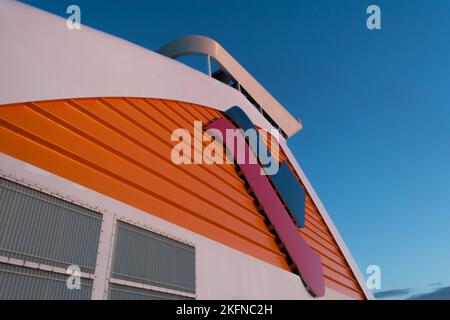Un cliché en contre-angle du logotype Tallink Silja sur le ferry et le bateau de croisière baltic Queen Banque D'Images