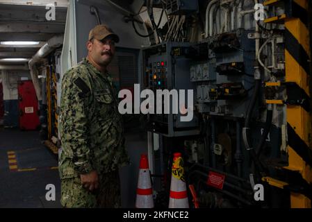 220928-N-KU796-1114 CORONADO, Californie, (sept 28, 2022) U.S. Navy Electricien's Mate 2nd Class Mark Weinreich, de Riverside, en Californie, dépanne un ascenseur d'armes dans la baie hangar du porte-avions USS Nimitz (CVN 68). Nimitz est dans le port en préparation pour les opérations futures. Banque D'Images