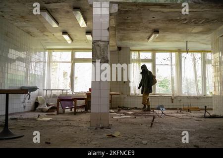 Survivant de la post-apocalypse nucléaire dans un bâtiment abandonné, la vie de traqueur après la guerre, un homme voyageant à pied dans un monde post-apocalyptique. Banque D'Images