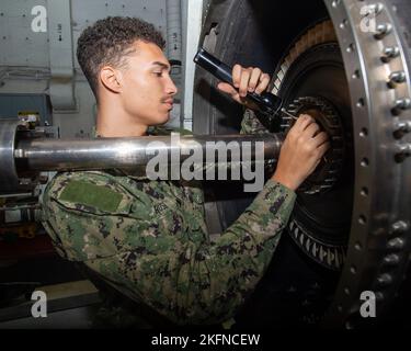 220928-N-NX635-1192 CORONADO, Californie (sept 28, 2022) Airman Deidrick Rush, de Rock Island, dans l'Illinois, inspecte le positionnement de la broche de guidage de la turbine haute pression sur un moteur Turbofan F414 à bord du porte-avions USS Nimitz (CVN 68). Nimitz est dans le port en préparation pour les opérations futures. Banque D'Images