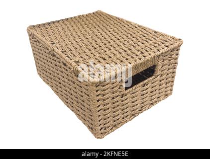 Boîte en rotin avec couvercle isolé sur fond blanc. Panier brun en rotin isolé. Banque D'Images