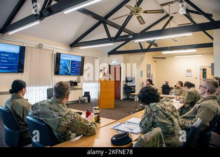 Alexis Altamirano, spécialiste de la préparation communautaire de l'escadron de soutien de la Force 423d, fait un briefing avec les aviateurs de l'escadre de soutien au combat 501st lors de l'entraînement du Centre Airman de la première période à la RAF Alconbury, en Angleterre, le 28 septembre 2022. Le FTAC fournit des conseils sur les responsabilités personnelles, la résilience et l'adaptation à la vie dans la Force aérienne des États-Unis. De plus, il s'étend aux valeurs fondamentales de la Force aérienne, à la culture organisationnelle, à la diversité et à la culture des aviateurs. Banque D'Images