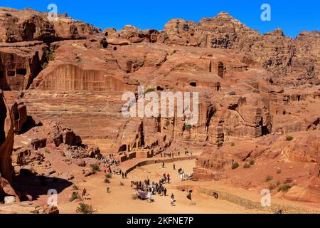 Pétra, Jordanie - 3 novembre 2022 : amphithéâtre nabatéen dans la ville antique, vue aérienne en grand angle Banque D'Images