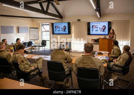 Alexis Altamirano, spécialiste de la préparation communautaire de l'escadron de soutien de la Force 423d, fait un briefing avec les aviateurs de l'escadre de soutien au combat 501st lors de l'entraînement du Centre Airman de la première période à la RAF Alconbury, en Angleterre, le 28 septembre 2022. Le FTAC fournit des conseils sur les responsabilités personnelles, la résilience et l'adaptation à la vie dans la Force aérienne des États-Unis. De plus, il s'étend aux valeurs fondamentales de la Force aérienne, à la culture organisationnelle, à la diversité et à la culture des aviateurs. Banque D'Images